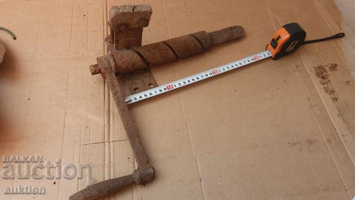 HANDHELD WIRE WINDING TOOL FOR MESH - WORKING HANDHELD WIRE WINDING TOOL FOR MESH - WORKING