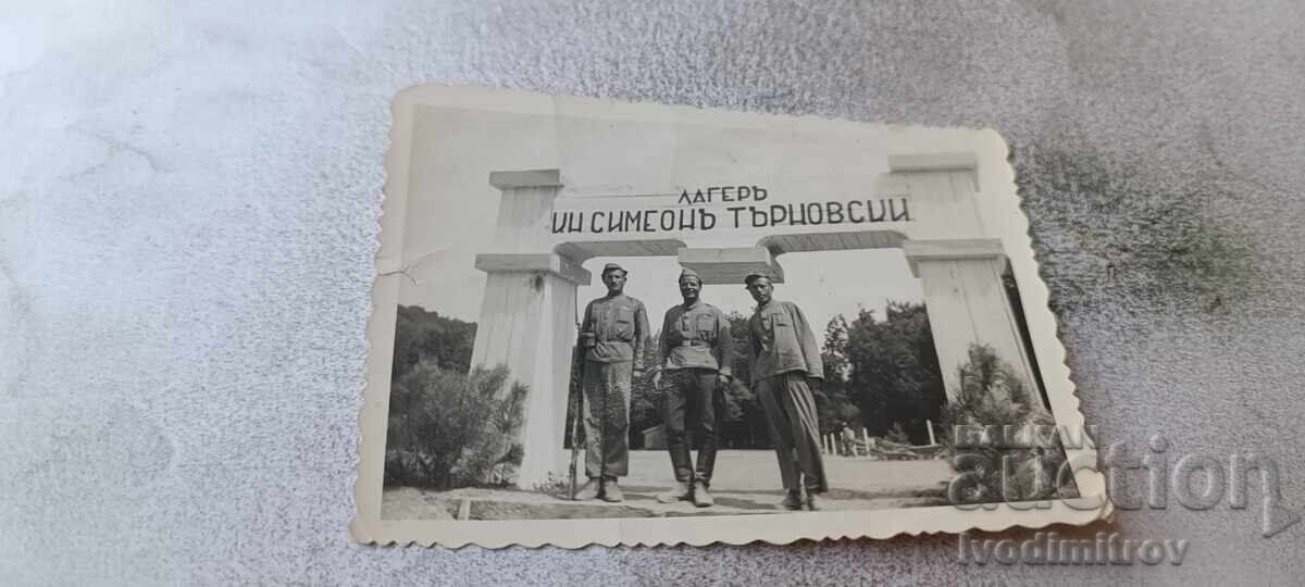 Φωτογραφία Τρεις στρατιώτες μπροστά στο Στρατόπεδο Πρίγκιπα Συμεών του Τάρνοβο Φωτογραφία Τρεις στρατιώτες μπροστά στο Στρατόπεδο Πρίγκιπα Συμεών του Τάρνοβο