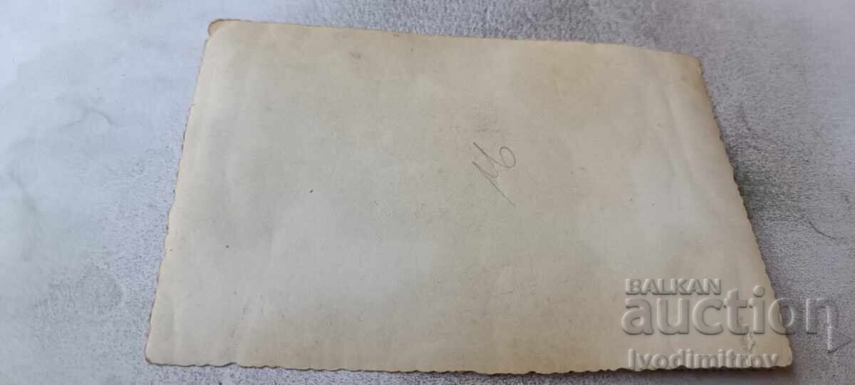 Carte poștală Fată tânără în fața unei mașini retro Mercedes nr. CB 9868 cu preț € 3.27 | 6.40 BGN Carte poștală Fată tânără în fața unei mașini retro Mercedes nr. CB 9868 cu preț € 3.27 | 6.40 BGN