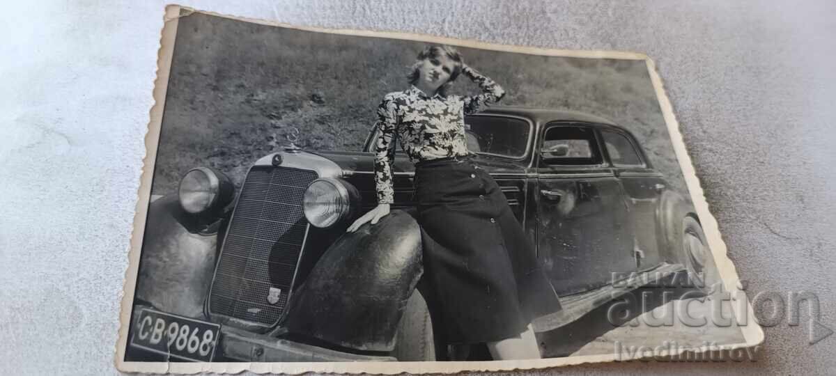 Carte poștală Fată tânără în fața unei mașini retro Mercedes nr. CB 9868 Carte poștală Fată tânără în fața unei mașini retro Mercedes nr. CB 9868