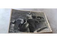 Carte poștală Fată tânără în fața unei mașini retro Mercedes nr. CB 9868