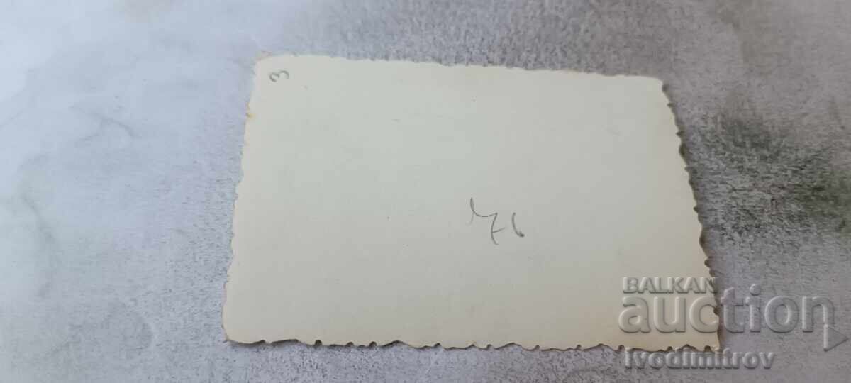 Снимка Двама войници с къси панталони с цена € 1.08 | 2.11 лв. Снимка Двама войници с къси панталони с цена € 1.08 | 2.11 лв.