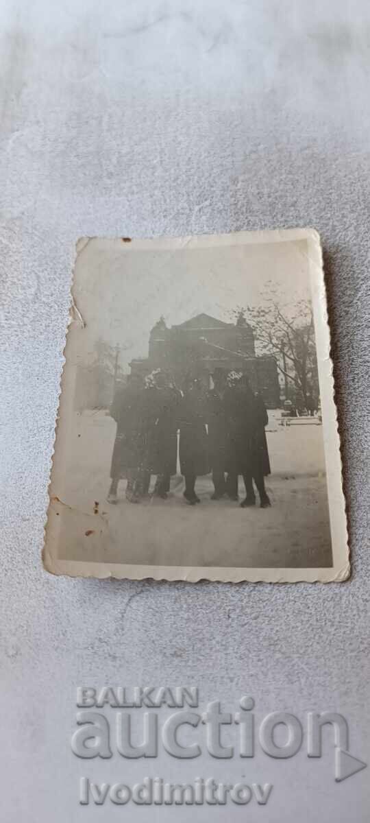 Fotografie Sofia Elevi în fața Teatrului Național în iarna anului 1939 Fotografie Sofia Elevi în fața Teatrului Național în iarna anului 1939