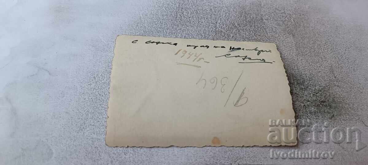 Снимка София Мъж и младо момиче на разходка 1944 с цена € 1.18 | 2.31 лв. Снимка София Мъж и младо момиче на разходка 1944 с цена € 1.18 | 2.31 лв.