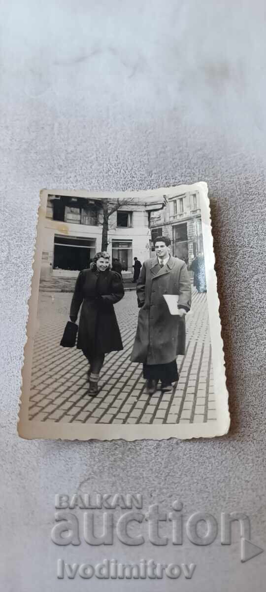 Снимка София Мъж и младо момиче на разходка 1944 Снимка София Мъж и младо момиче на разходка 1944