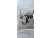 Φωτογραφία Σοφία Δύο γυναίκες στο πεζοδρόμιο
