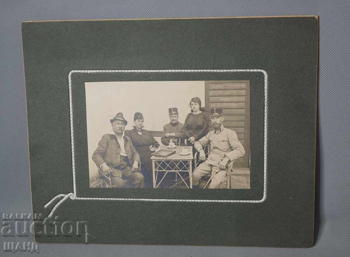Fotografie militară din 1915 pe carton, ofițeri, uniformă, sabie cu preț € 10.45 | 20.44 BGN Fotografie militară din 1915 pe carton, ofițeri, uniformă, sabie cu preț € 10.45 | 20.44 BGN