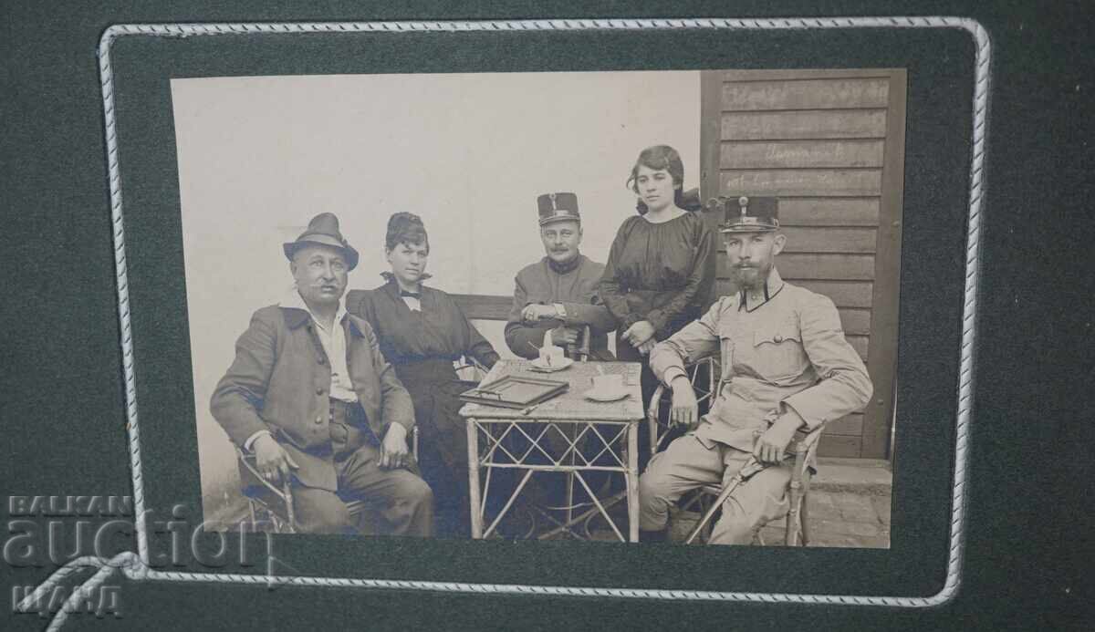 Fotografie militară din 1915 pe carton, ofițeri, uniformă, sabie Fotografie militară din 1915 pe carton, ofițeri, uniformă, sabie
