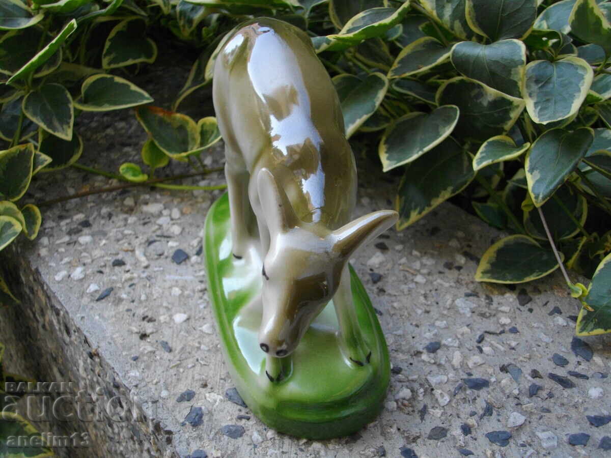 Auction VINTAGE BULGARIAN PORCELAIN IZIDA DEER Auction VINTAGE BULGARIAN PORCELAIN IZIDA DEER