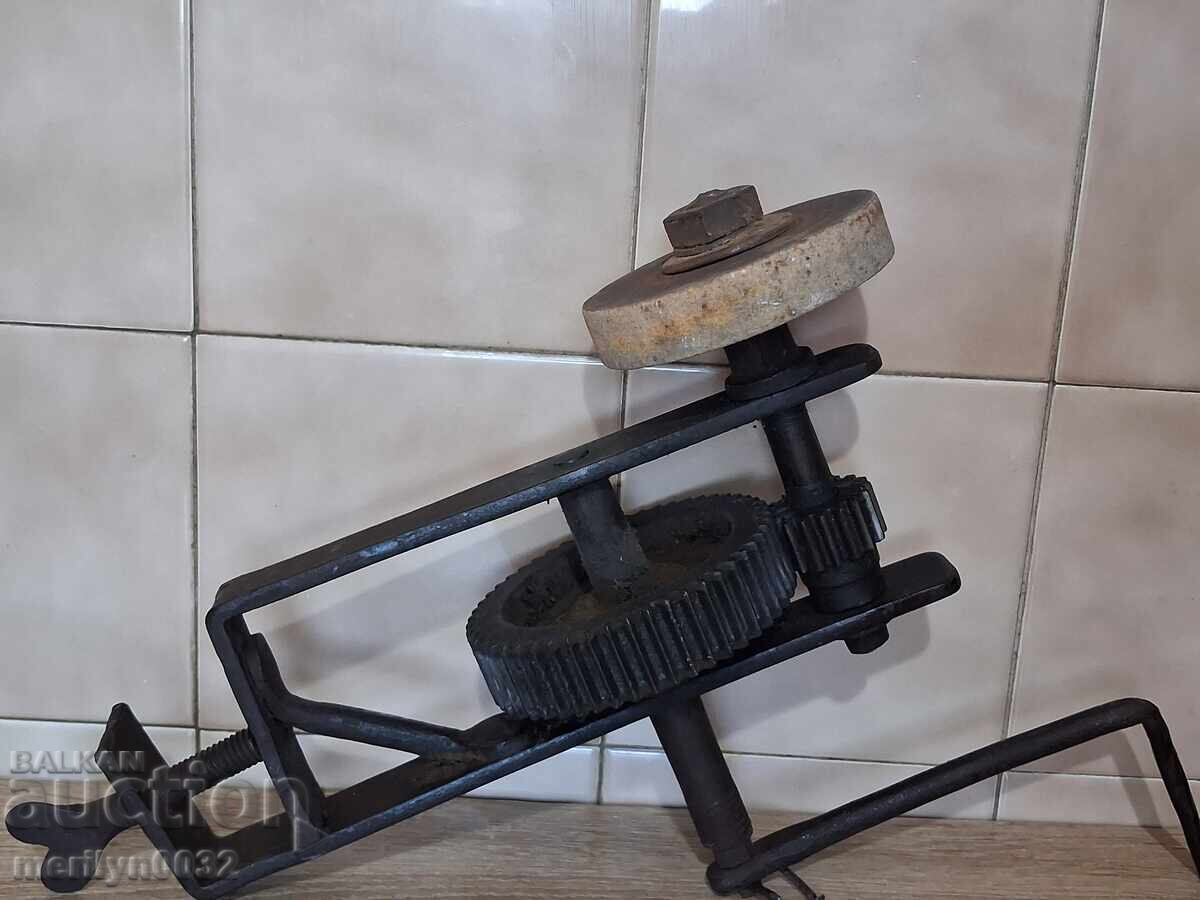 Livrarea Slefuitoare manuala veche din secolul XX cu mecanism de ascutit cu cleme