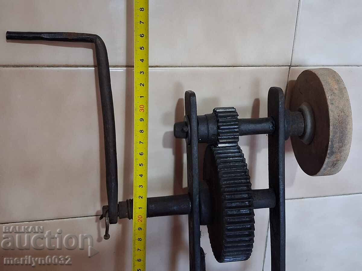 Slefuitoare manuala veche din secolul XX cu mecanism de ascutit cu cleme - 5