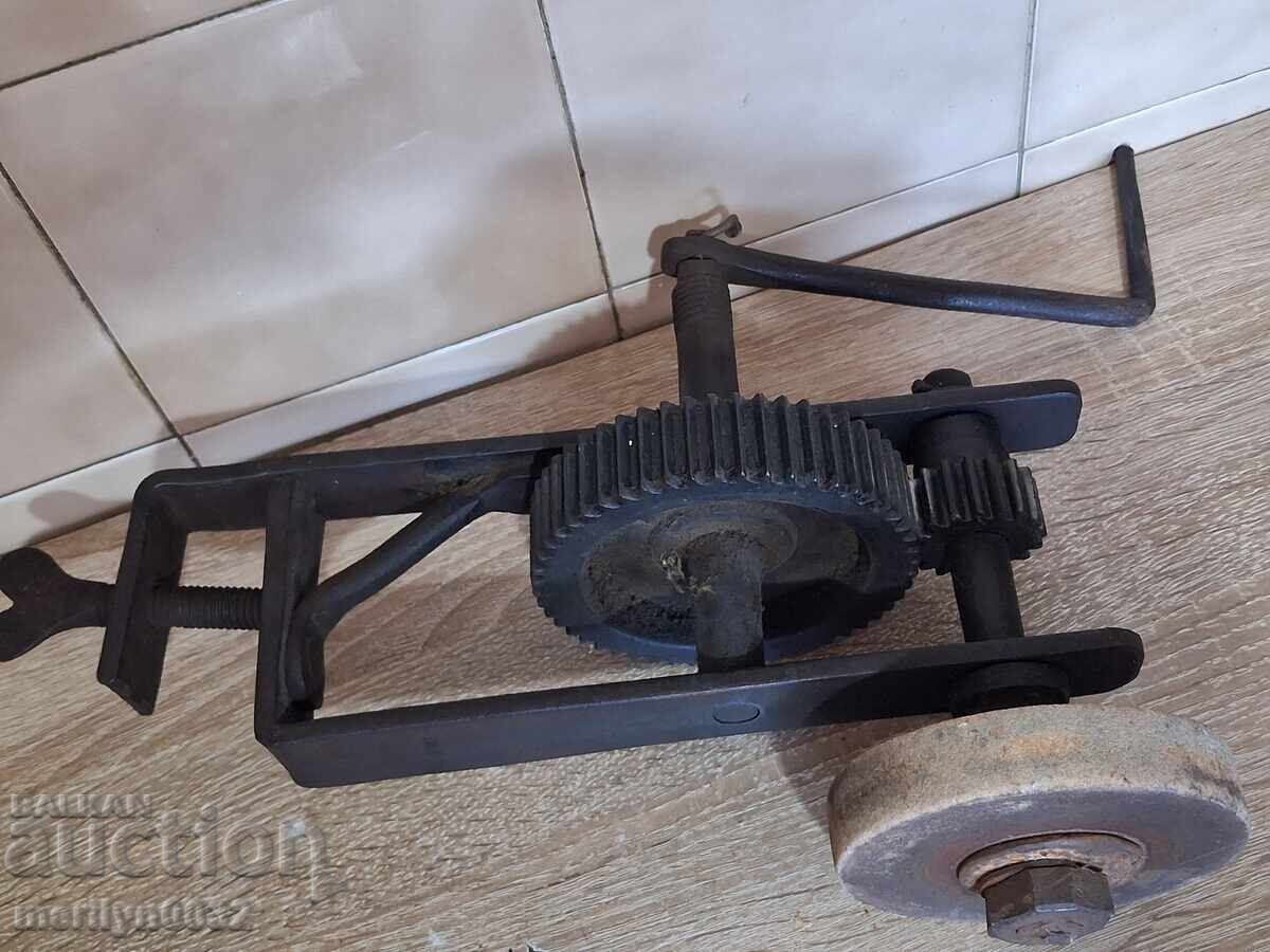 Slefuitoare manuala veche din secolul XX cu mecanism de ascutit cu cleme - 7