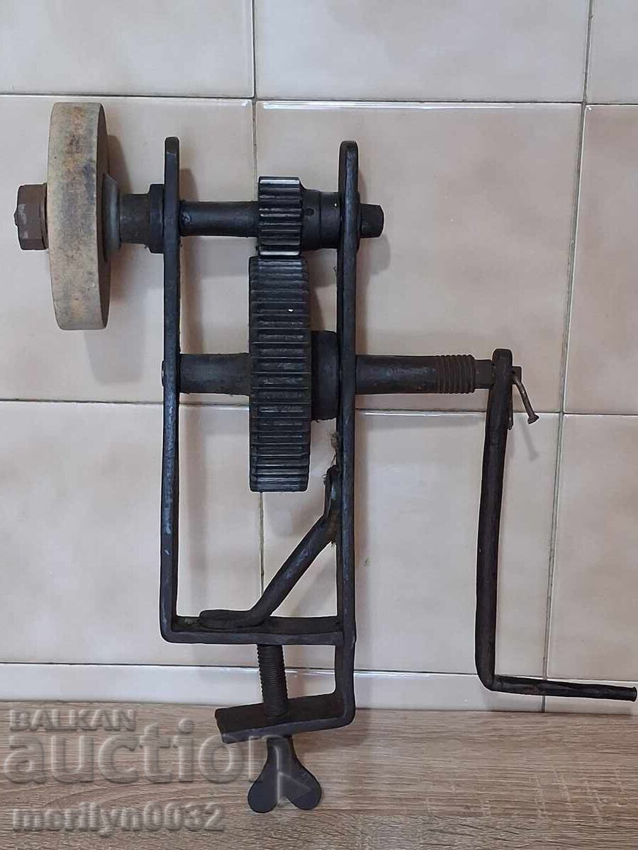 Slefuitoare manuala veche din secolul XX cu mecanism de ascutit cu cleme