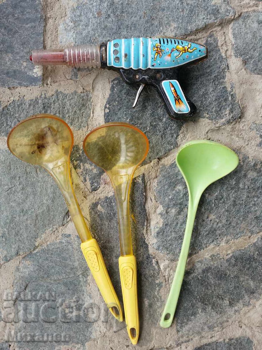 gun with three mixers ladles