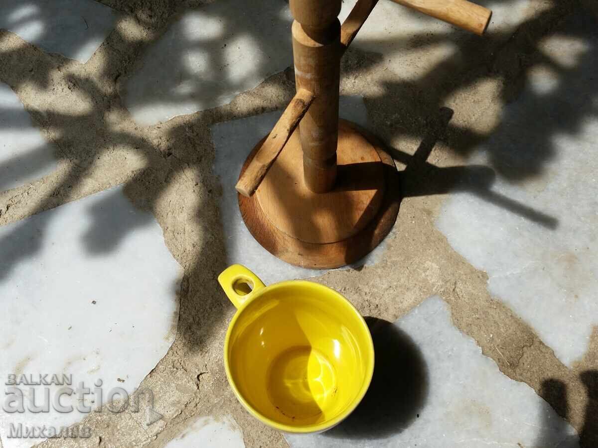 Cană Nesquik + suport din lemn pentru căni cu preț € 0.01 | 0.02 BGN