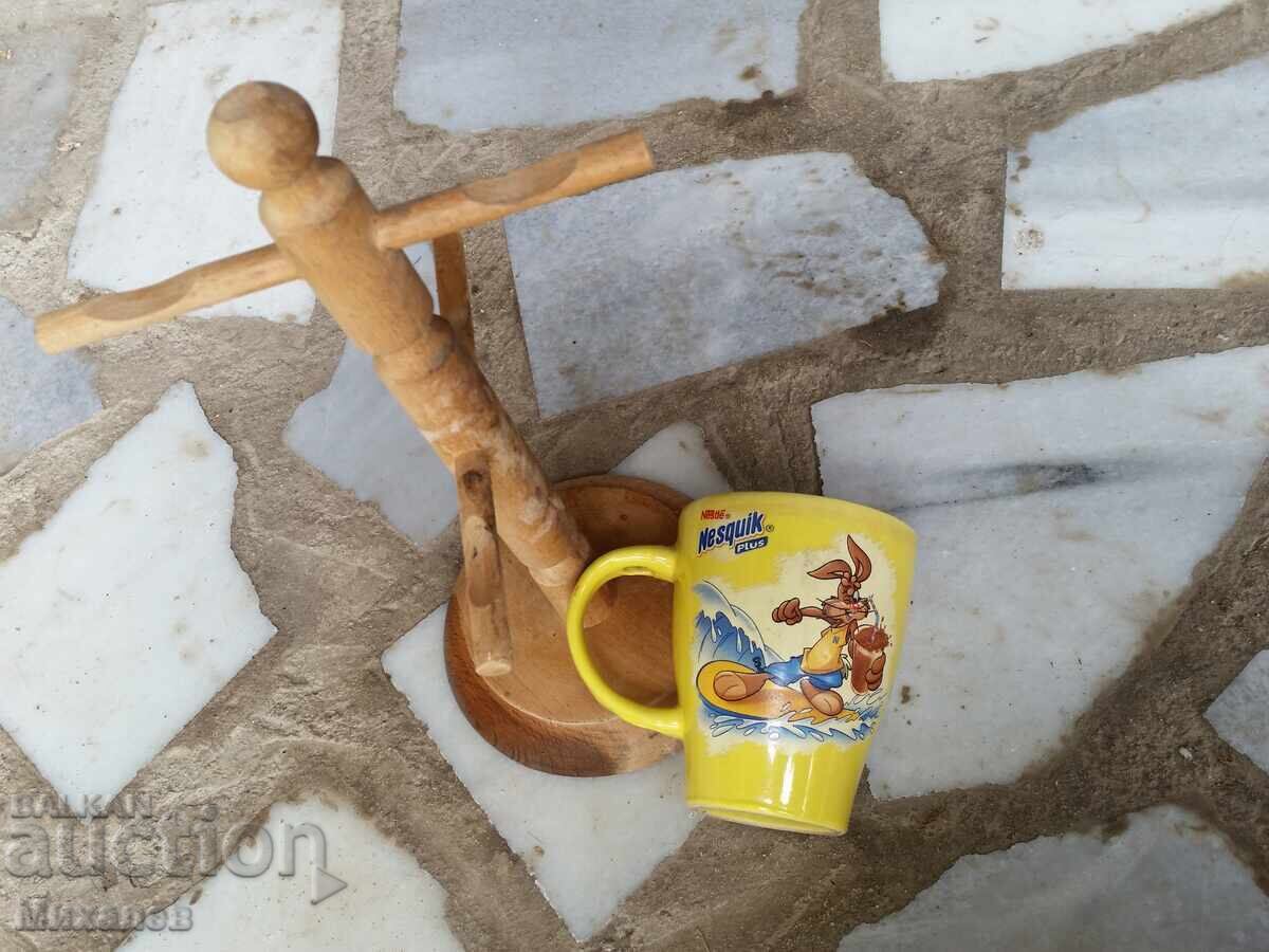 Livrarea Cană Nesquik + suport din lemn pentru căni