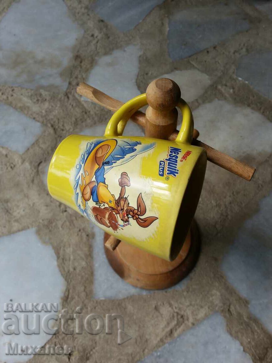 Cană Nesquik + suport din lemn pentru căni