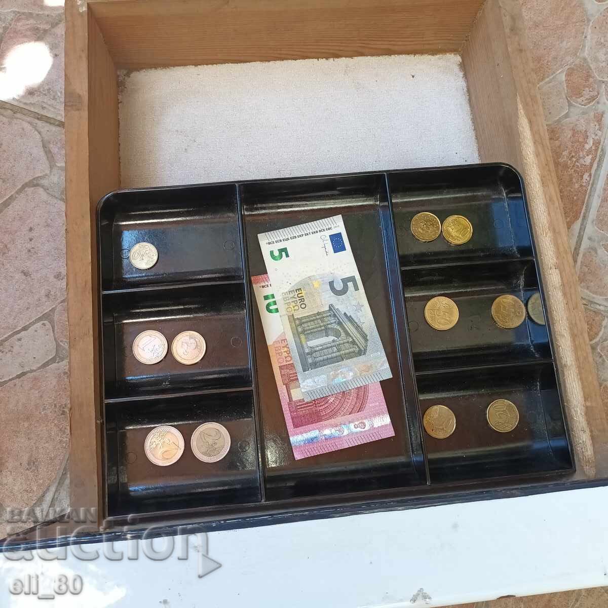 Δημοπρασία Ταμειακή μηχανή/χρηματοκιβώτιο. Ξύλινο συρτάρι με θήκη για κέρματα από κατάστημα