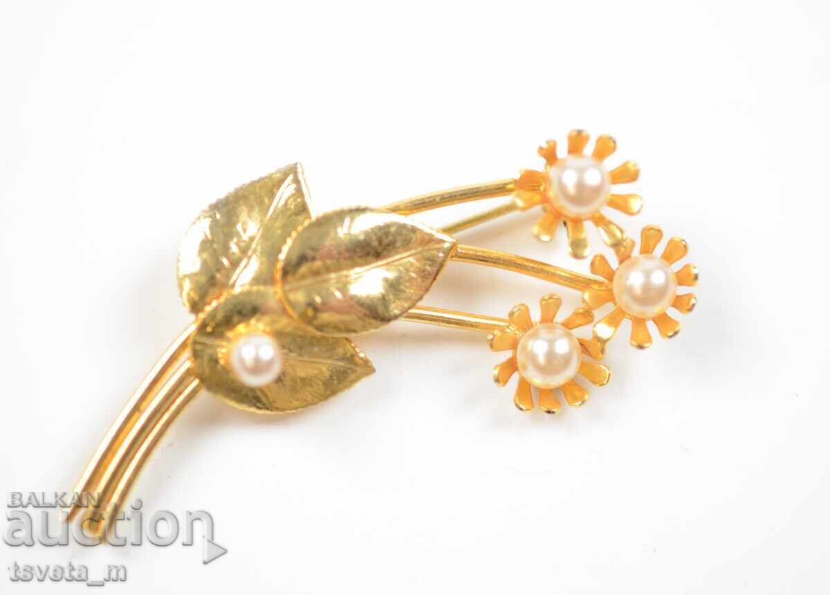 Vintage brooch with floral motif and pearls