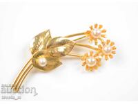 Vintage brooch with floral motif and pearls