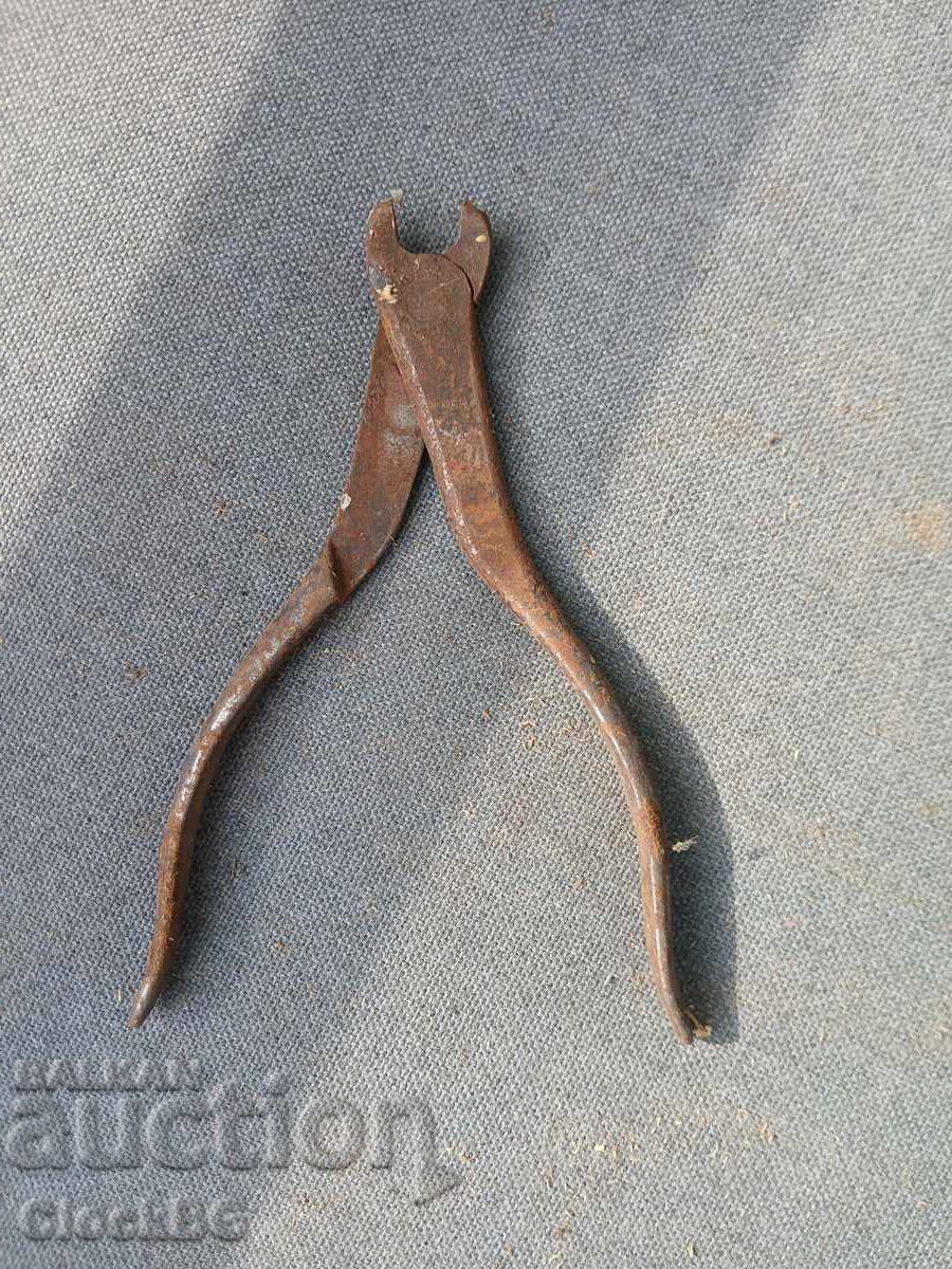 Antique Hand-Forged End Cutting Pincer Antique Hand-Forged End Cutting Pincer
