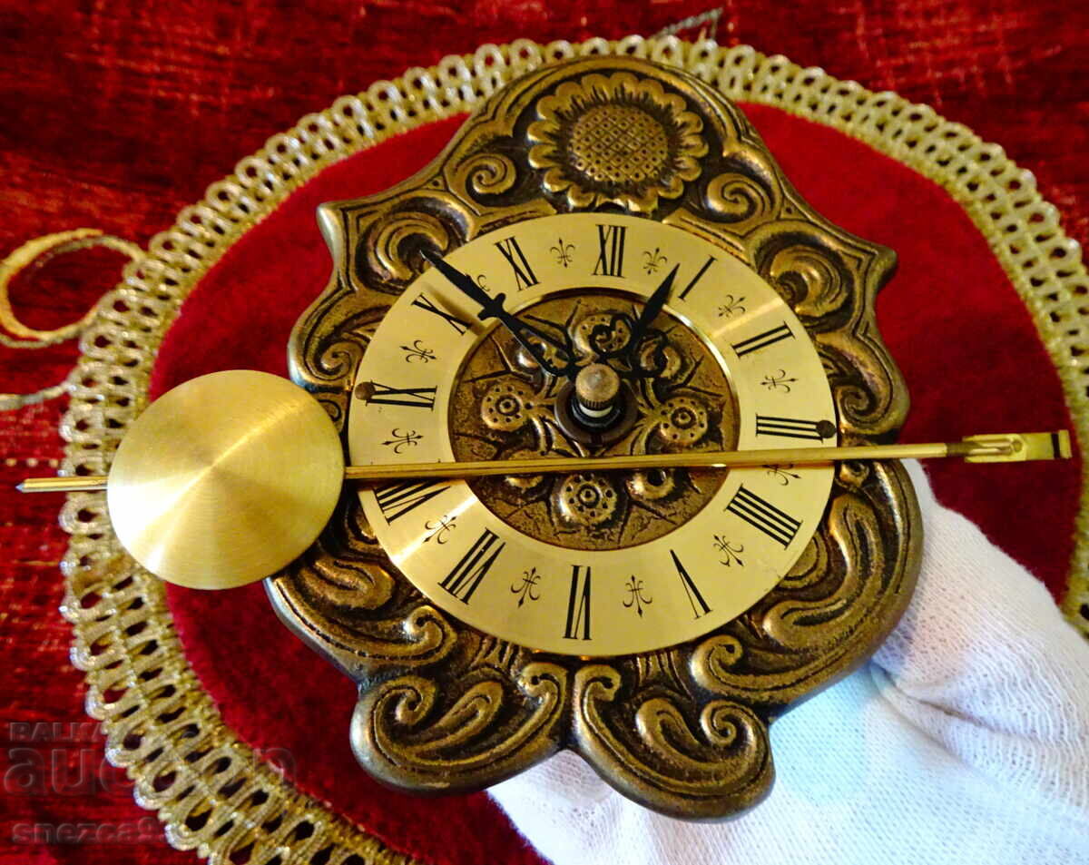 Ceas de perete din bronz cu pendul, bijuterie cu preț € 65.00 | 127.13 BGN