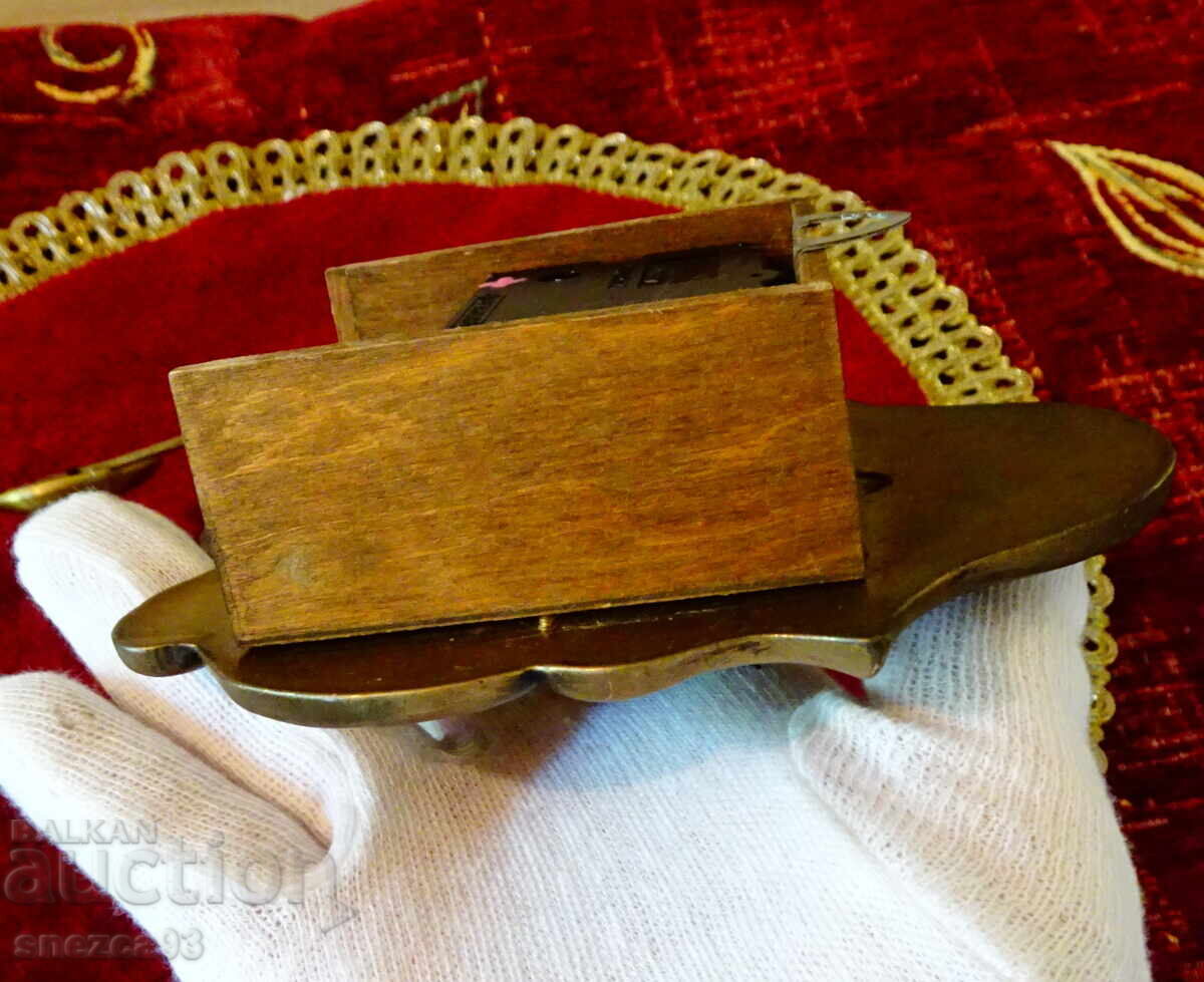 Livrarea Ceas de perete din bronz cu pendul, bijuterie