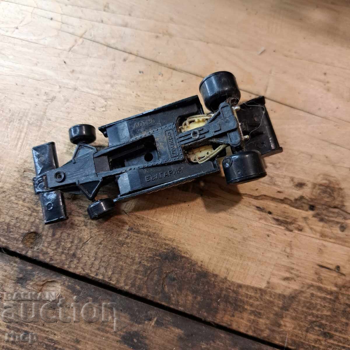 Mașinuță de jucărie veche românească Formula Lotus Micro cu preț € 2.60 | 5.09 BGN
