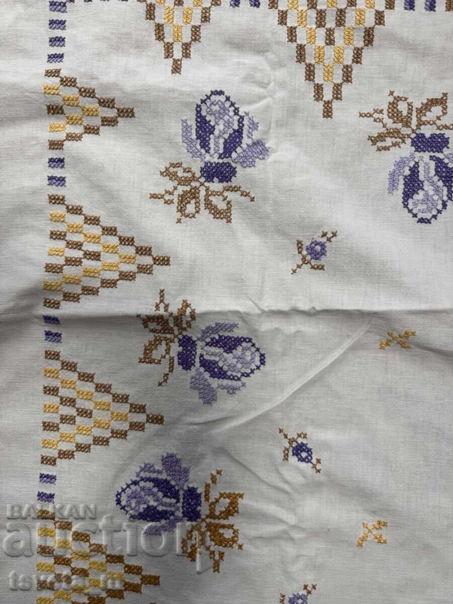 Față de masă albă din bumbac cu broderie manuală cu preț € 8.00 | 15.65 BGN