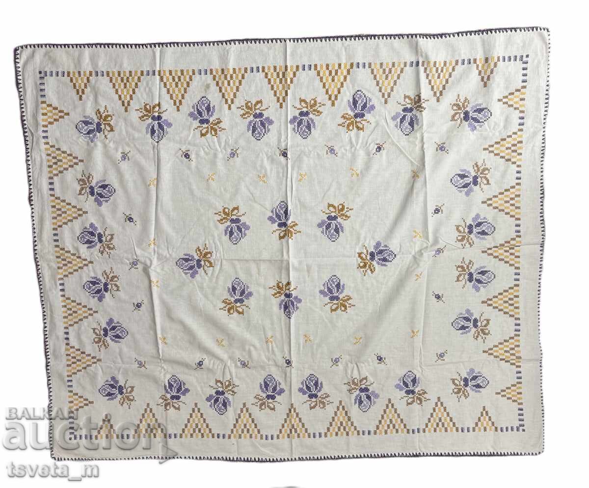 Față de masă albă din bumbac cu broderie manuală