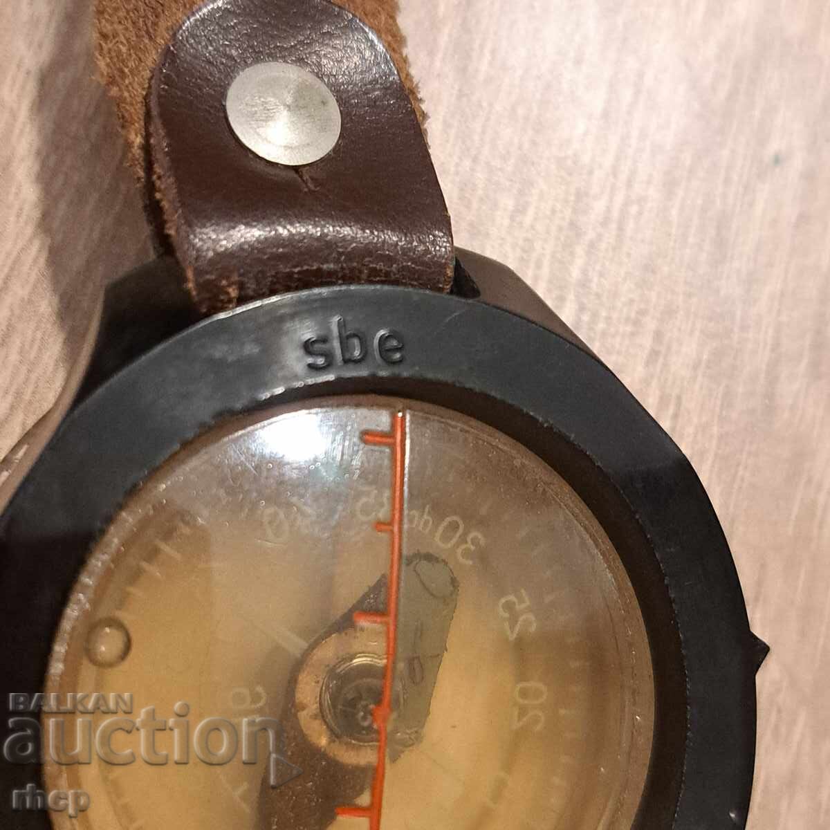 Παράδοση Πιλοτική πυξίδα χειρός με αυθεντικό λουράκι πιλότου αεροσκάφους