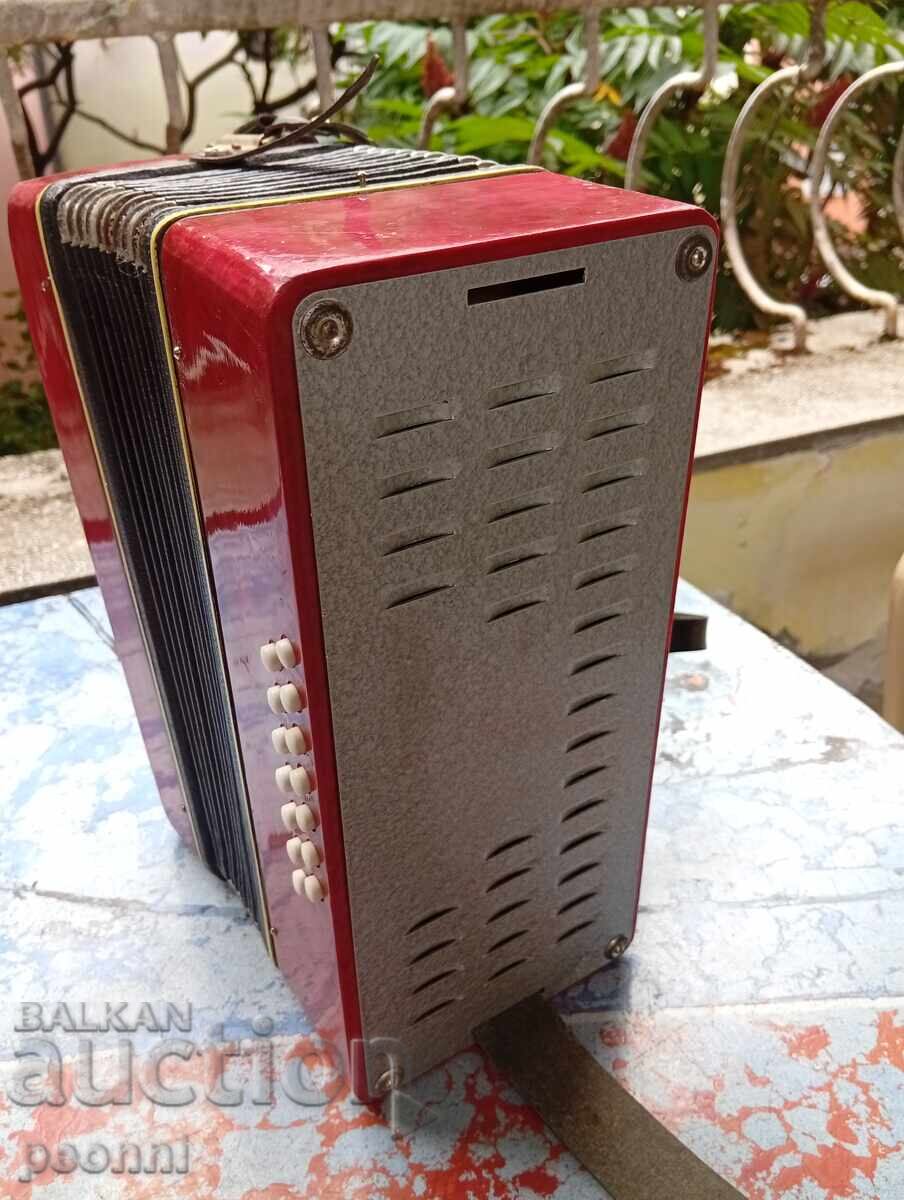 Delivery of Old children's accordion