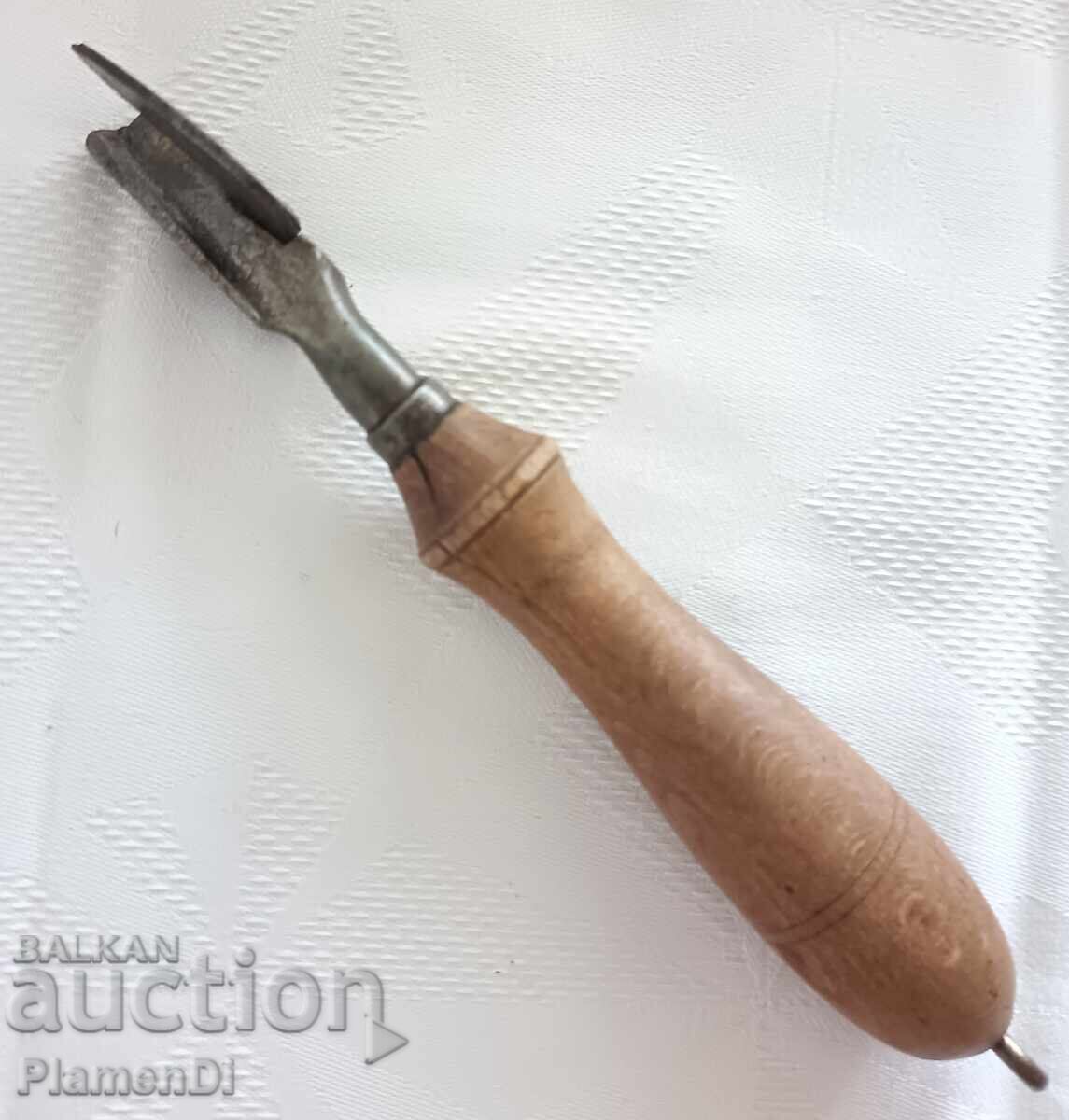 Delivery of Retro military can opener "Berkeley&CO-BCB"