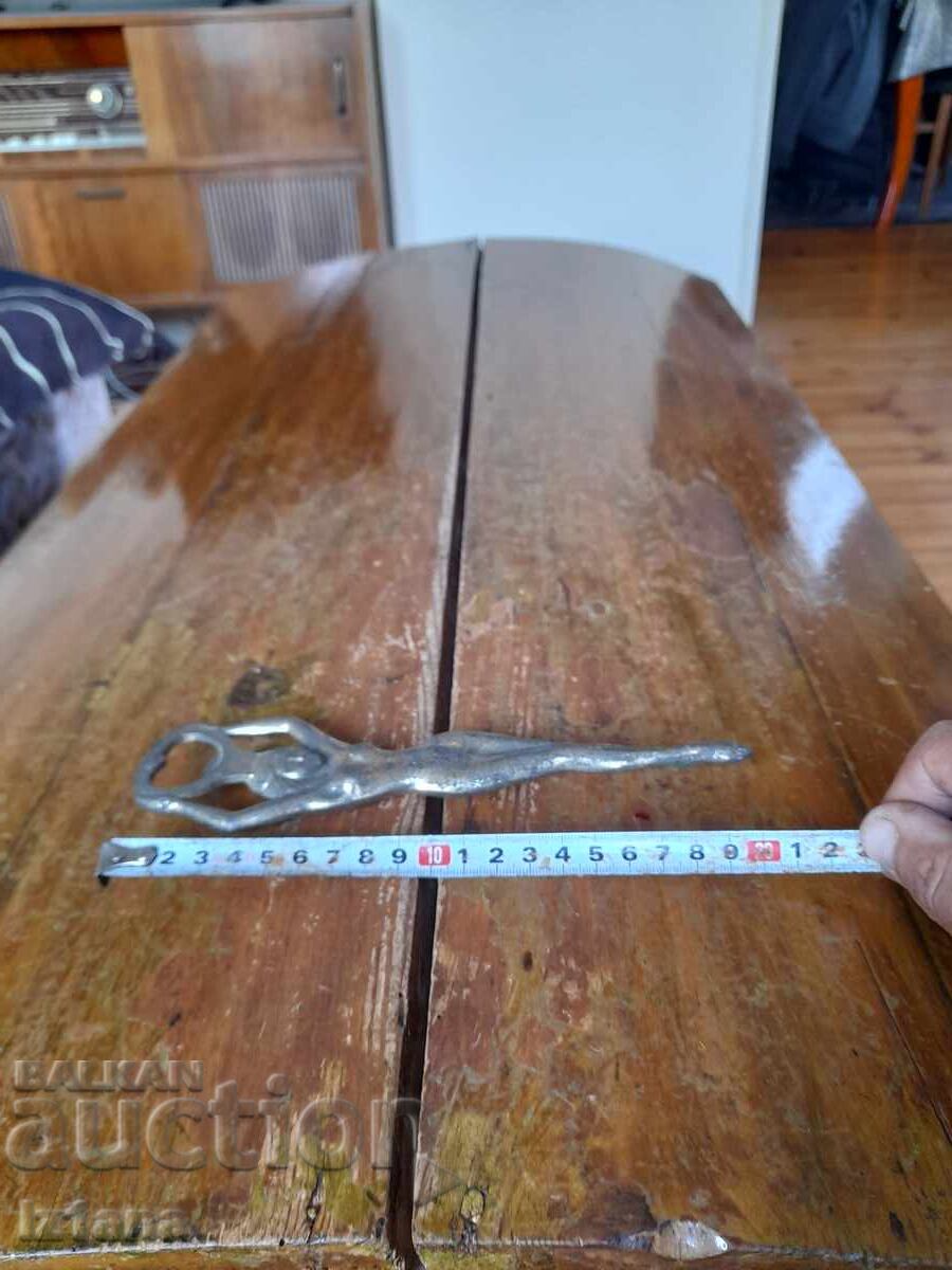 Un vechi deschizător de sticle cu preț € 22.00 | 43.03 BGN Un vechi deschizător de sticle cu preț € 22.00 | 43.03 BGN