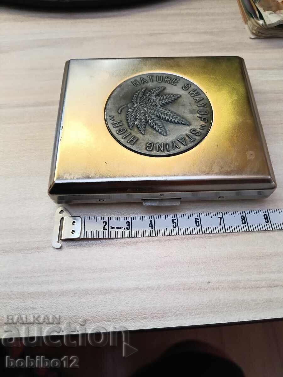 Tabacheră metalică retro