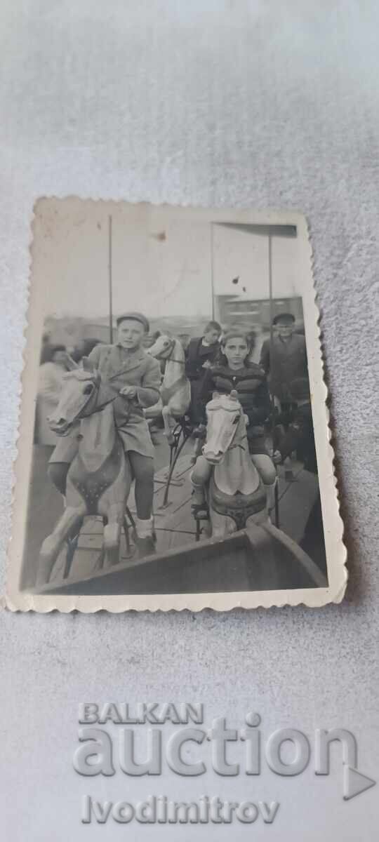 Fotografie Sofia Băiat și fată în carusel