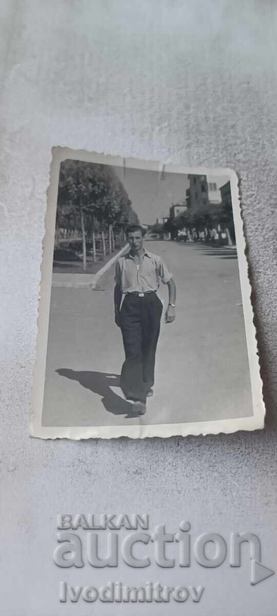 Fotografie Varna Tânăr la plimbare 1943