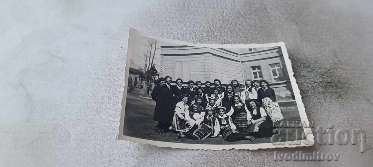 Снимка Млади жени в наронни носии при Лазаруването 1942