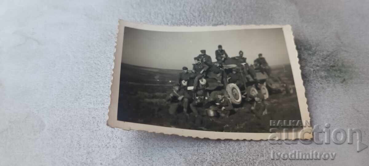 Foto Ofițeri și soldați cu un vehicul militar de epocă