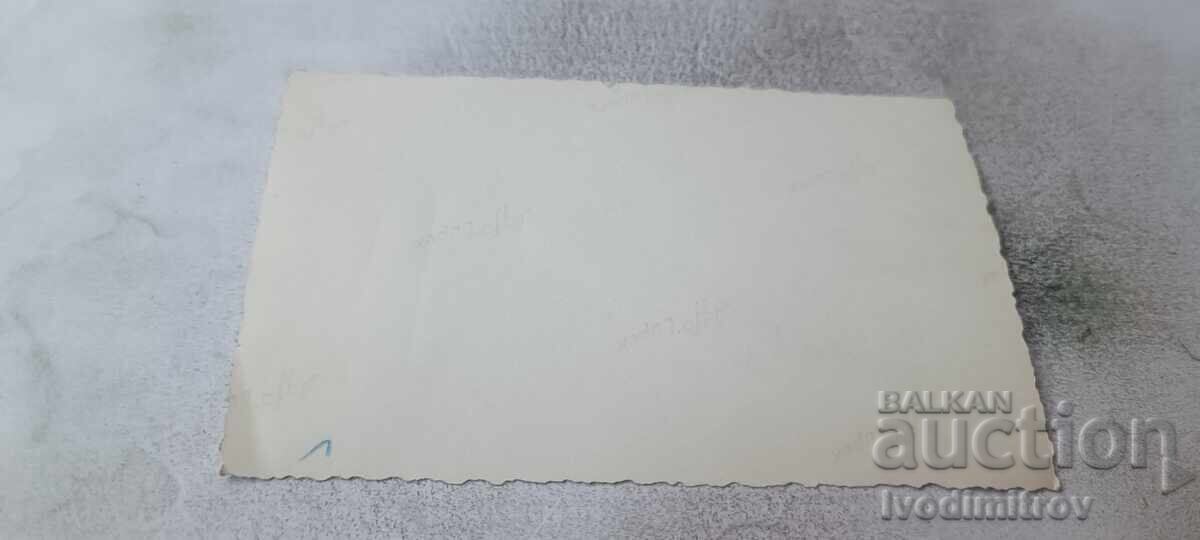 Φωτογραφία Άνδρες με ρετρό αυτοκίνητο στον δρόμο με τιμή € 1.06 | 2.07 BGN
