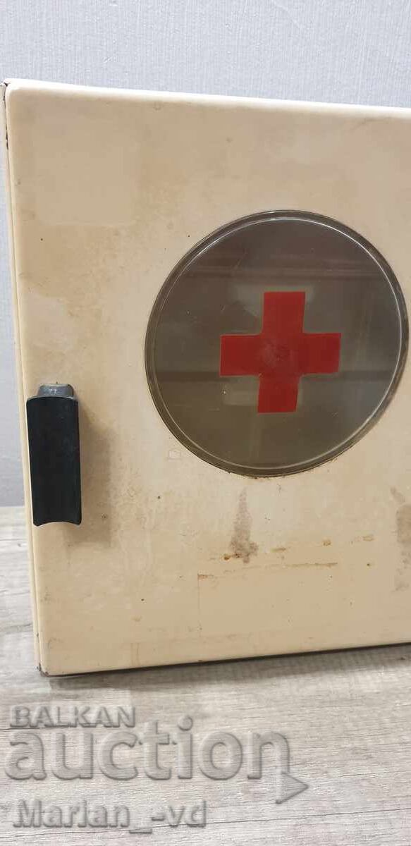Dulap rusesc metalic de farmacie din anii '50 cu preț € 50.00 | 97.79 BGN Dulap rusesc metalic de farmacie din anii '50 cu preț € 50.00 | 97.79 BGN