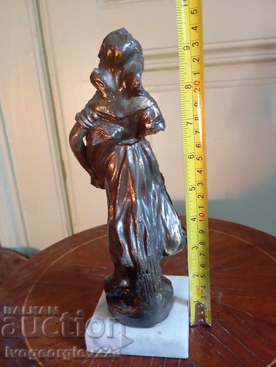 Statuetă metalică - doamnă victoriană cu preț € 15.00 | 29.34 BGN
