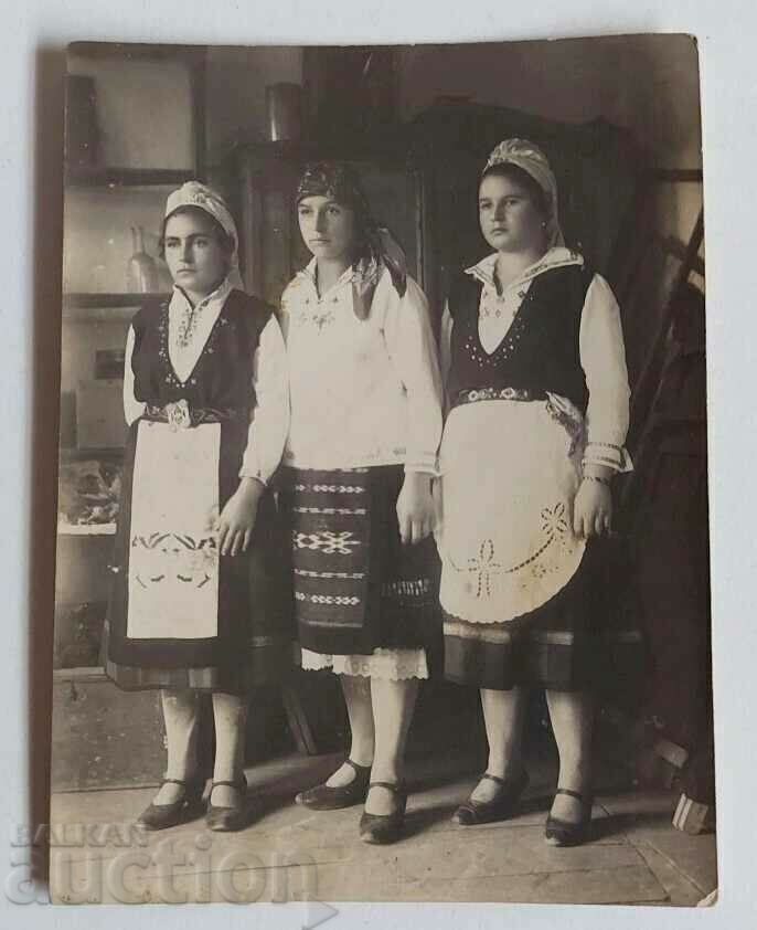 KOSTYUM NA PRISLUZHNITSA S KOLAN I PRESTILKA SNIMKA TSARSTVO BŬLGARIYA