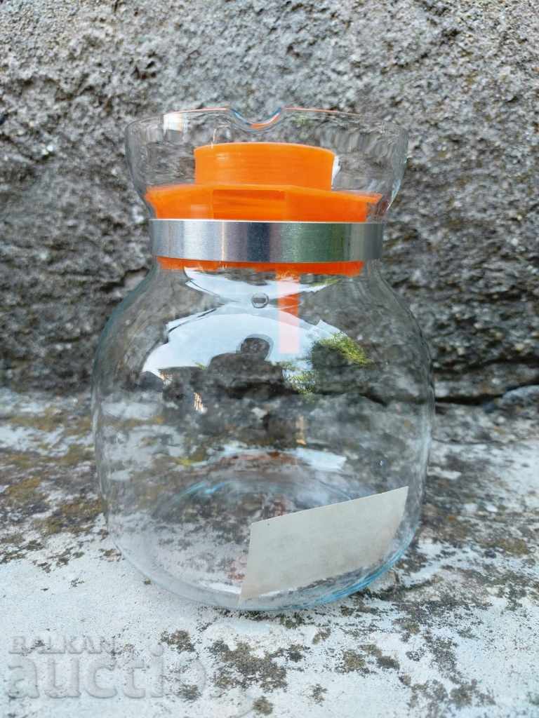 CANĂ DIN STICLĂ DIN PERIOADA SOCIALISTĂ 1986 PENTRU BĂUTURI RECI, REZISTENTĂ, 1,5 LITRI, NOUĂ cu preț € 15.00 | 29.34 BGN
