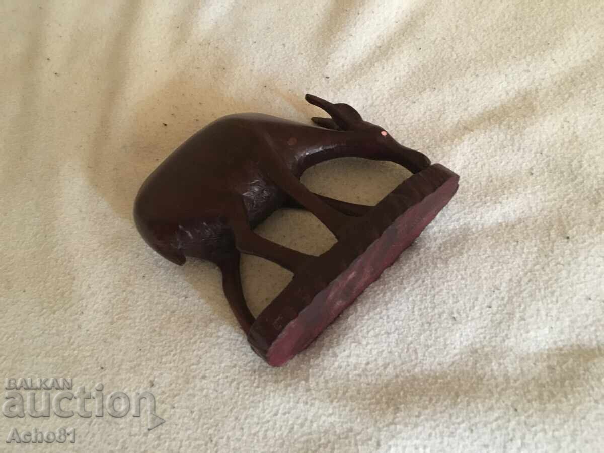 Licitație Figurină veche monolit din lemn în formă de căprioară