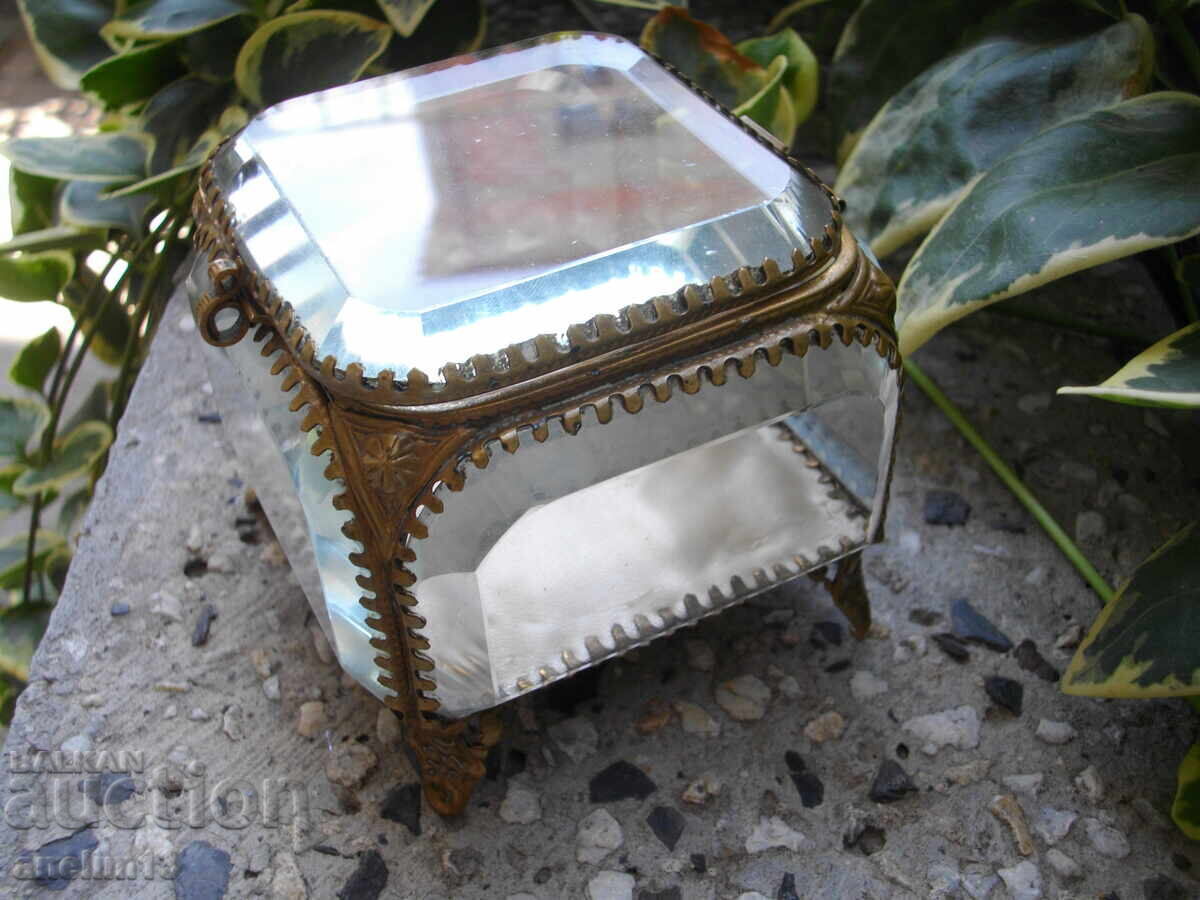 OLD GLASS JEWELRY BOX FACETED GLASS with price € 75.00 | 146.69 BGN