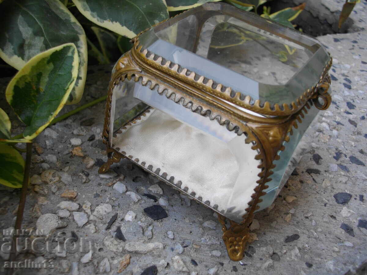 Auction  OLD GLASS JEWELRY BOX FACETED GLASS