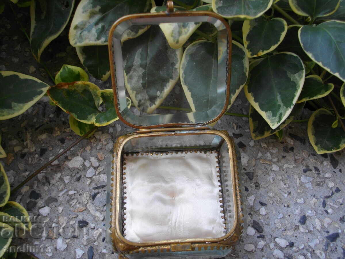 Delivery of OLD GLASS JEWELRY BOX FACETED GLASS