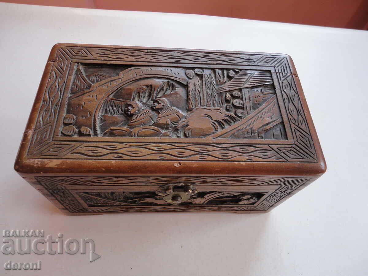 Cufăr vechi din lemn, casetă, sculptură în lemn cu preț € 25.00 | 48.90 BGN