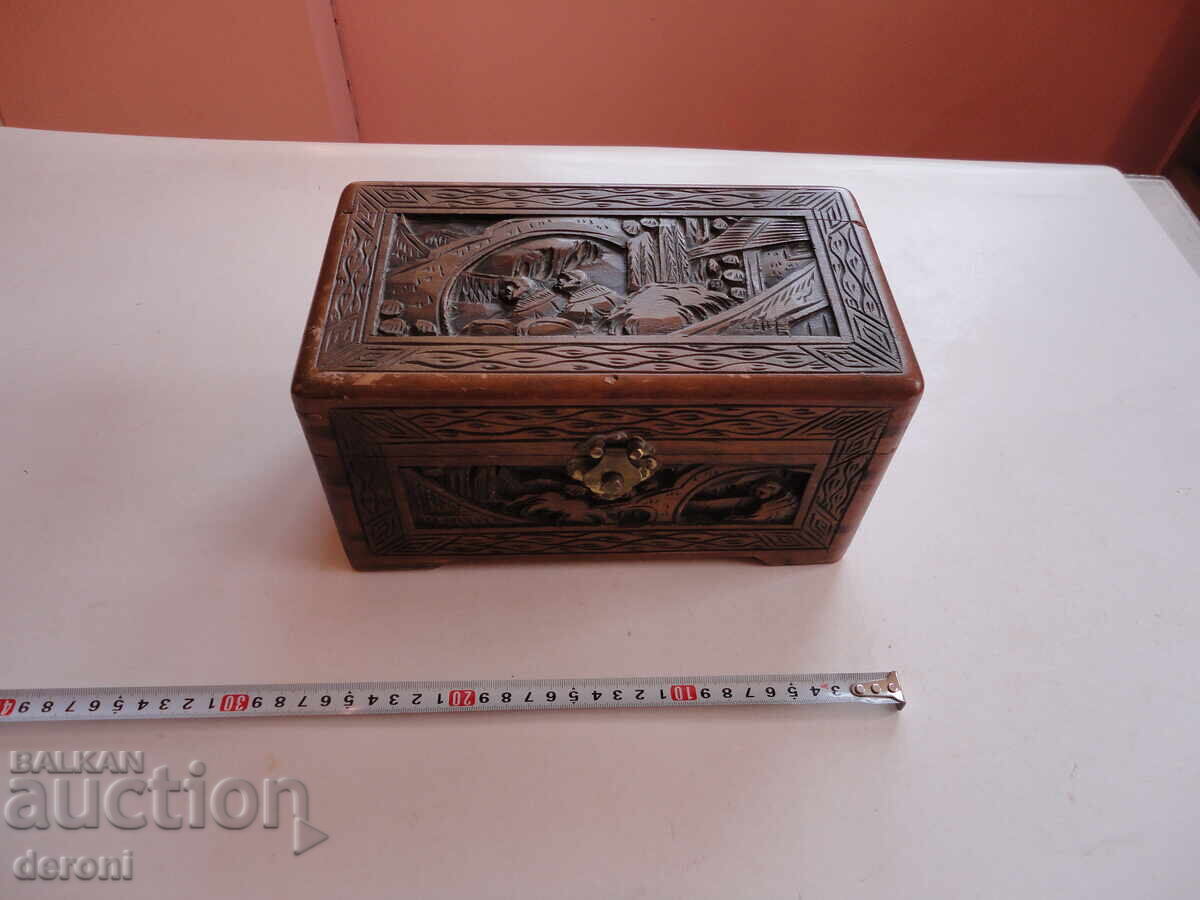 Cufăr vechi din lemn, casetă, sculptură în lemn